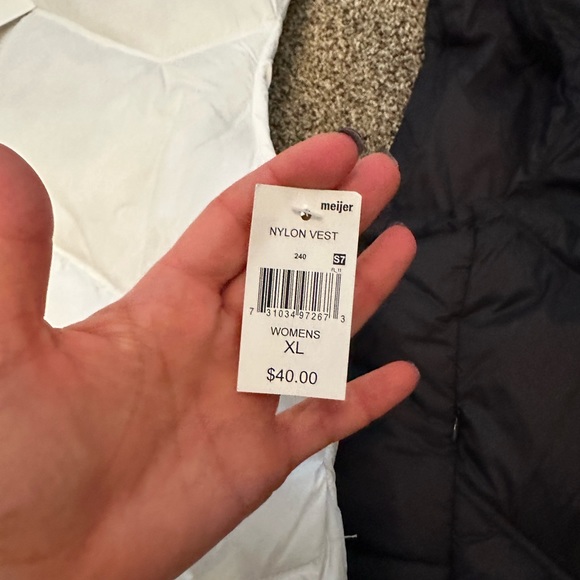 2- brand new puffy vests - Picture 5 of 8